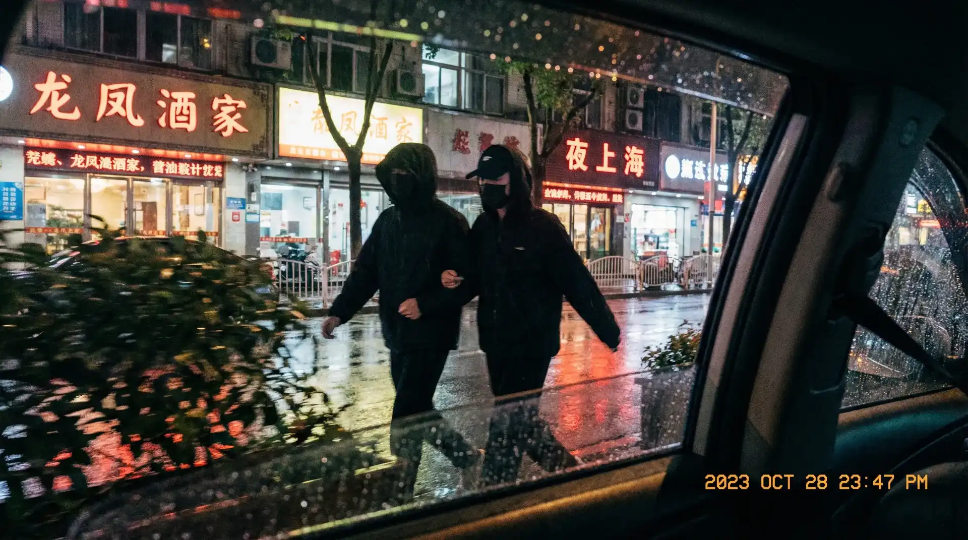 靠逼软件-高评分应用推荐|免费下载|永久免费体验 - 顶流明星深夜密会现场抓拍照片